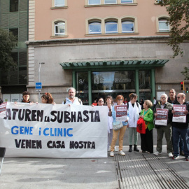 Membres del Sindicat de Llogateres, veïns i treballadors del Clínic protesten contra la subhasta de cinc immobles