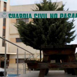 Un cordón de la Guardia Civil bloquea el acceso a la sede de los laboratorios Vivotecnia este miércoles en la localidad madrileña de Tres Cantos.