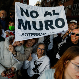 Varios vecinos se reúnen en la estación de El Carmen, coincidiendo con la inauguración del AVE a Murcia, para protestar contra el muro que pretendía separar la ciudad en dos.