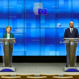 La presidenta de la Comisión Europea,  Ursula von der Leyen, y el presidente del Consejo Europeo, Charles Michel, en la rueda de prensa connjunta en Bruselas, tras la cumbre extraordinaria celebrada por videoconferencia para analizar la situación de la 