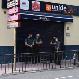 20/09/2021 Dos agentes de la Guardia Civil a las puertas del supermercado donde ocurrió el suceso.