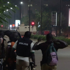 Agentes de la Policía de Burkina Faso, cerca de la cafetería de la capital del país, Uagadugu, atacada por un grupo yihadista. REUTERS