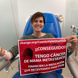 Paciente con cáncer de mama posa con las firmas