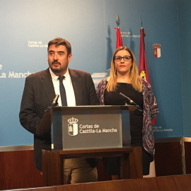 Los diputados Rafael Esteban (PSOE) y María Díaz (Podemos) en rueda de prensa este lunes.