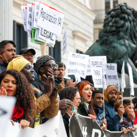 Representantes de más de 900 organizaciones se concentran en el exterior del Congreso este miércoles con motivo de su entrega de cajas con firmas para la regularización extraordinaria de personas migrantes.