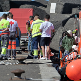 Los Servicios de Emergencias reciben a varios migrantes en el puerto de La Restinga