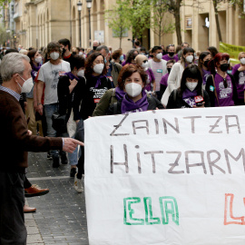 Un grupo de personas participa con una pancarta en una manifestación de una jornada de huelga convocada por el sindicato LAB en las residencias de mayores de Gipuzkoa, en Donostia, Guipuzkoa, Euskadi (España), a 30 de marzo de 2021