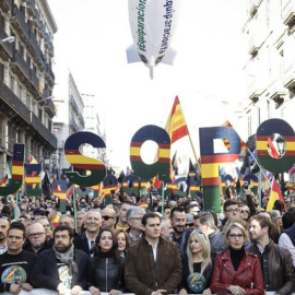 Imagen difundida por Ciudadanos de la politizada cabecera de la manifestación de Jusapol en Barcelona, con Albert Rivera e Inés Arrimadas en el centro de la pancarta principal. CS