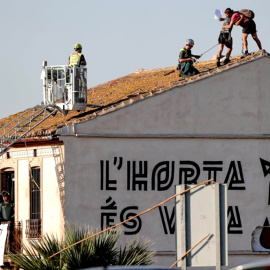 Fotografía de septiembre de 2019 de dos activistas durante una protesta para evitar el derribo de la alquería Forn Barraca.