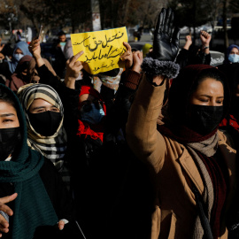 Decenas de mujeres se manifiestan en Afganistán contra los talibanes por vetar su acceso a las universidades.