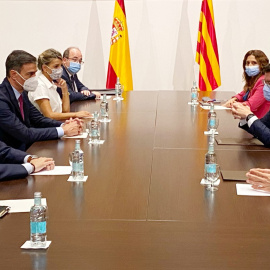 Les delegacions dels governs de Catalunya i de l’Estat s’han reunit a la Sala Torres Garcia del Palau, un cop acabada la reunió entre els presidents.