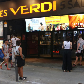 L'exterior dels cinemes Verdi al carrer Verdi de Barcelona