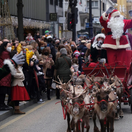 Cabalgata de Papá Noel, sus elfos y sus renos por las calles de Oviedo este viernes.