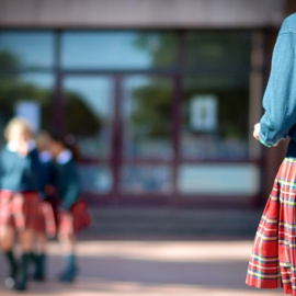 Unidos Podemos propone el fin de la falda obligatoria en el uniforme del colegio.