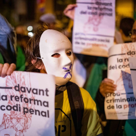 Un hombre participa en una manifestación para retirar los desórdenes agravados al reformar el Código Penal, frente a la Delegación del Gobierno, a 1 de diciembre de 2022, en Barcelona.