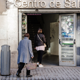 Dos personas entran al Centro de Salud de Lavapiés, a 5 de enero de 2024, en Madrid.