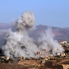 03/10/2024.- Columna de humo tras un ataque aéreo israelí sobre la villa de Khiam, cerca de la frontera con Israel en el Sur del Líbano.