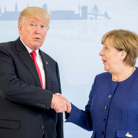 La canciller alemana Angela Merkel estrecha la mano del presidente de EEUU, Donald Trump, al inicio de la cumbre del   G-20 en Hamburgo. REUTERS/Michael Kappeler