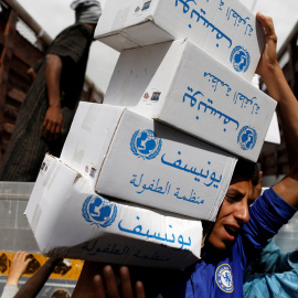 Un voluntario carga con paquetes de higiene proporcionados por Unicef para hacer frente al brote de cólera en Yemen. REUTERS/Khaled Abdullah