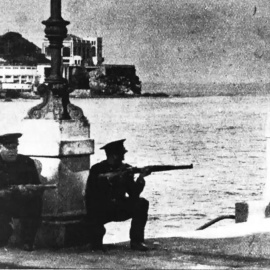 Tres militares combaten contra los obreros en la playa de Gijón en octubre de 1934.