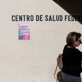 Una mujer pasa por delante del Centro de Salud Federica Montseny del Servicio de Urgencias de Atención Primaria (SUAP), a 7 de noviembre de 2022, en Madrid.