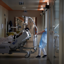 Una enfermera asiste a una paciente de covid en un hospital cerca de París