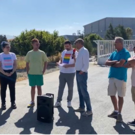 Foto cedida de frente a la empresa donde Iván Redondo (cuarto por la izquierda) sufrió las vejaciones homófobas por parte de sus compañeros.