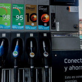 Foto de archivo del surtidor de una gasolinera, a 7 de junio de 2024, en Madrid.