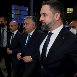 El primer ministro de Hungría, Viktor Orban (2d), es recibido por el líder de Vox, Santiago Abascal (d), el viernes 28 de enero en Madrid.