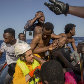 Un grupo de personas es rescatada en frente a las costas de Libia por miembros de la ONG Sea-Watch.- AFP/ Alessio Paduano