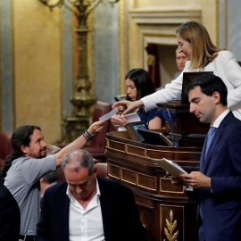 El líder de Podemos, Pablo Iglesias, efectúa su voto a la presidenta de la cámara, Ana Pastor durante el primer pleno del Congreso de los Diputados, en el que se debate la elección del nuevo Consejo de Administración y el presidente de RTVE. EFE/Juan