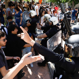 Agentes de Policía Nacional junto a los manifestantes durante una huelga estudiantil convocada por los alumnos de 2º de Bachillerato de la Región de Murcia, a 4 de octubre de 2024