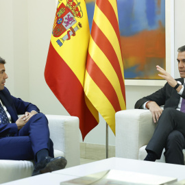 El presidente del Gobierno, Pedro Sánchez (d), durante la reunión mantenida este viernes en Moncloa con el president de la Generalitat, Carlos Mazón (i).