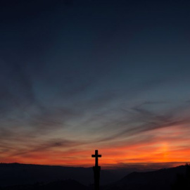 Silueta de un "cruceiro" durante la puesta de sol en la ciudad gallega de Ourense.