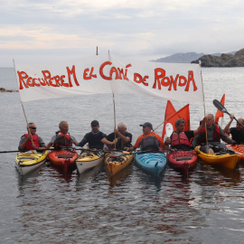 Protesta per recuperar el lliure accés al camí de ronda a Port Joan, Colera.