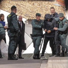 Agentes de la Guardia Civil sujetan a Jorge Palma, el acusado del asesinato de Marta Calvo, en Manuel, Valencia