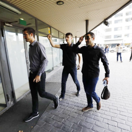 Els tres estudiants de la UAB acusats d'estripar una bandera espanyola, entrant als Jutjats de Sabadell el 8 d'octubre de 2019.