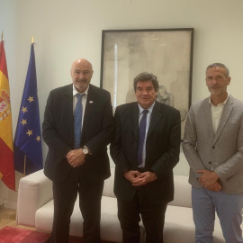 José María Torres, president de CONPYMES; José Luis Escrivá, ministre d'Inclusió, Seguretat Social i Migracions, i Juan José Gil, secretari general de CONPYMES, durant una reunió per analitzar el tema de la representatitvitat de la petita i mitjana