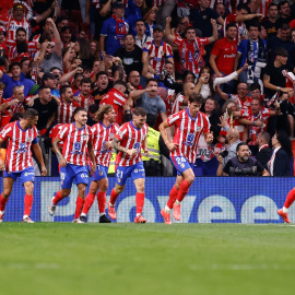 Los jugadores del Atlético celebran el gol de Ángel Correa ante el Real Madrid en el polémico derbi madrileño en el Civitas Metropolitano.