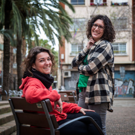 Maria Campuzano, portaveu de l'APE, i Lucía Delgado, portaveu de la PAH Barcelona, al barri d'Hostafrancs, a Barcelona.