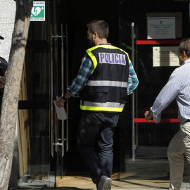 03/07/2018.- Agentes policiales a su llegada hoy al Ayuntamiento madrileño de Torrelodones. Agentes policiales prevén registrar durante la jornada de hoy 22 ayuntamientos de distintos puntos de España y pedir documentación a otros 18, en una operació