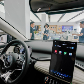 Personas observan un coche eléctrico de BYD en una sala de exposición de BYD en Beijing, China, 04 de julio de 2024.