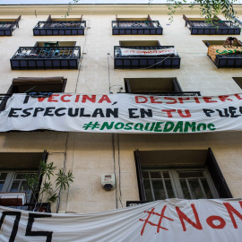 Pancartas en el bloque de viviendas de la calle Argumosa, 11, en el barrio de Lavapiés de Madrid.- JAIRO VARGAS