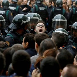 Cargas policiales en Catalunya en el día del referéndum.- REUTERS