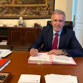 El ministro de Política Territorial y Memoria Democrática, Ángel Víctor Torres, firmando las declaraciones de reparación de 29 represaliados por el franquismo.