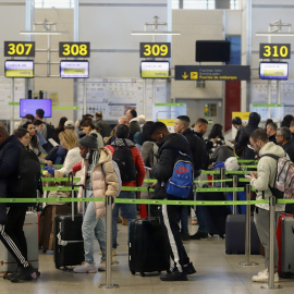 Cientos de viajeros llenan el aeropuerto de Málaga Costa del Sol, en la Operación salida Navidad 2022.