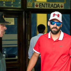 Antonio Manuel Guerrero, uno de los cinco integrantes de 'La Manada', a su llegada al juzgado de guardia de Sevilla. (RAÚL CARO | EFE)