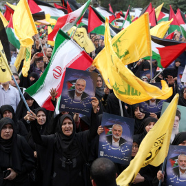 Iraníes sostienen una imagen del fallecido líder de Hamás, Ismail Haniyeh, y banderas palestinas y de Hizbulá durante una protesta en la Plaza de Palestina en Teherán, Irán, el 31 de julio de 2024.