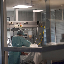 Una sanitaria atiende a un paciente con covid-19 en el Complejo Hospitalario Universario de Ferrol.