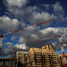 Las grúas han vuelto a proliferar en las principales ciudades españolas a pesar del amplio stock de vivienda disponible./ REUTERS